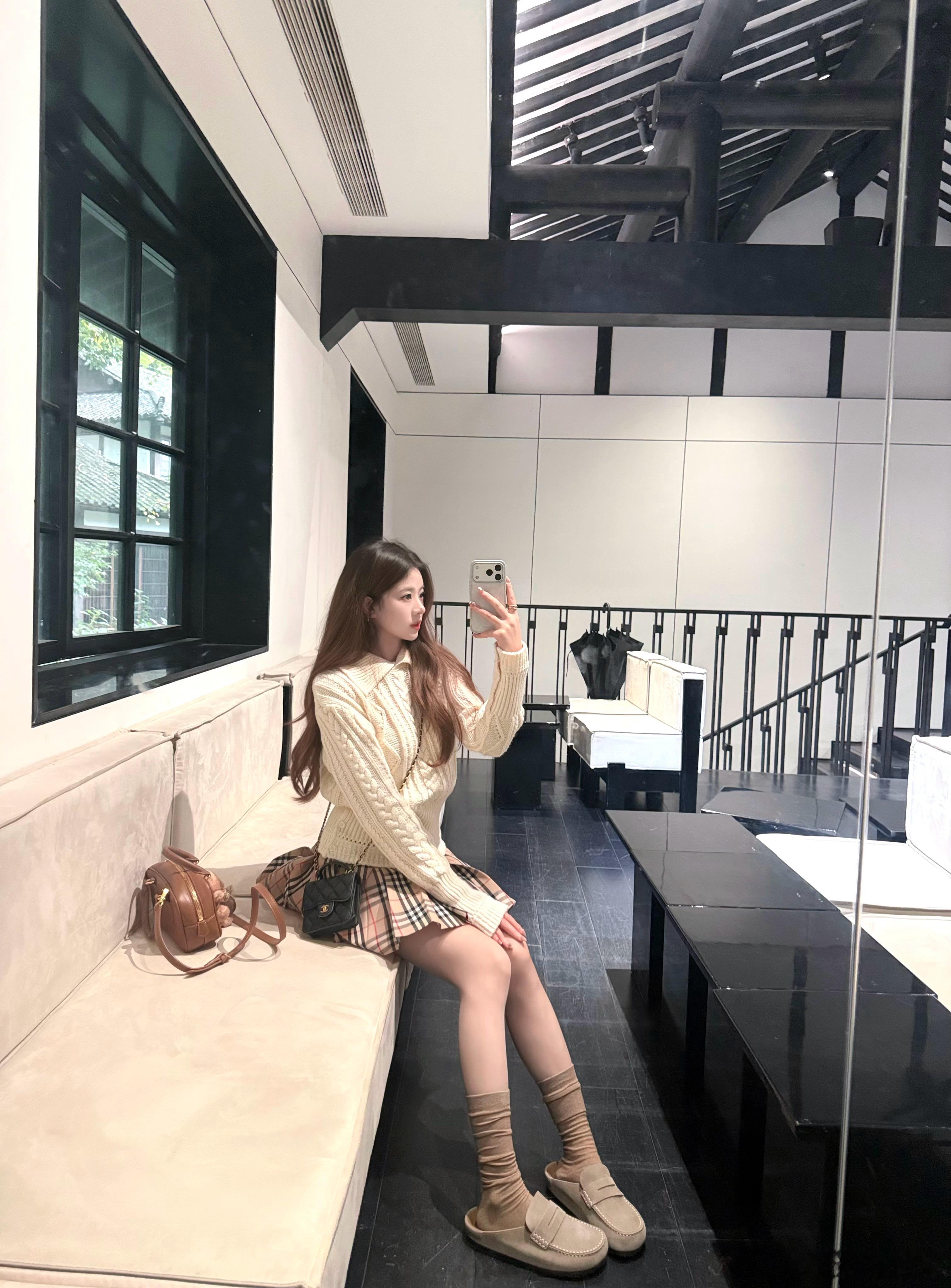 Hihi hihi 早上好哇三个平台发不同的照片哈哈哈哈不要漏看呀哈哈哈(>﹏<