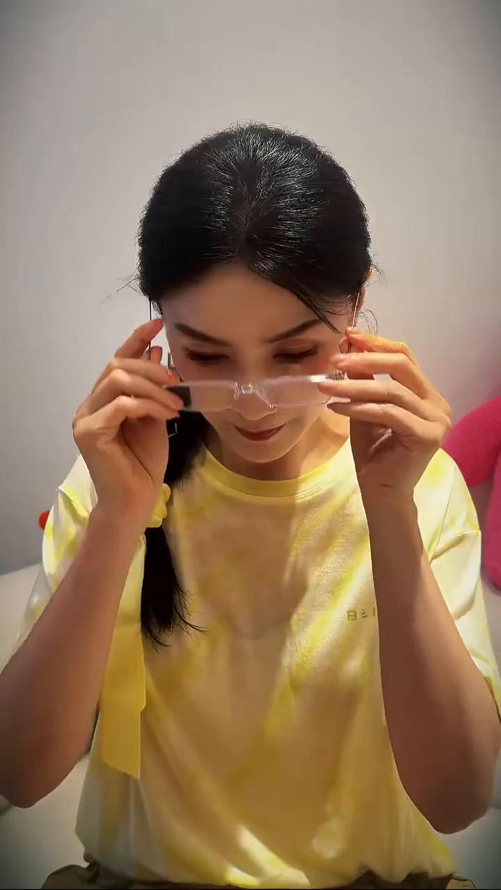 人若眼花，视物如纱。小字难辨，老公要瞎。