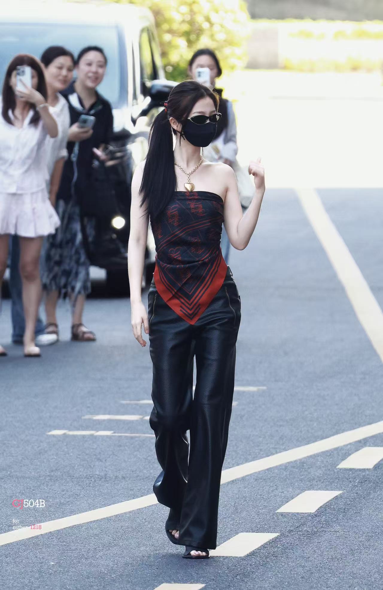 虞书欣[超话] EstherStyle私服穿搭来自星星的穿搭 ❣️辣蜜丝巾穿搭 