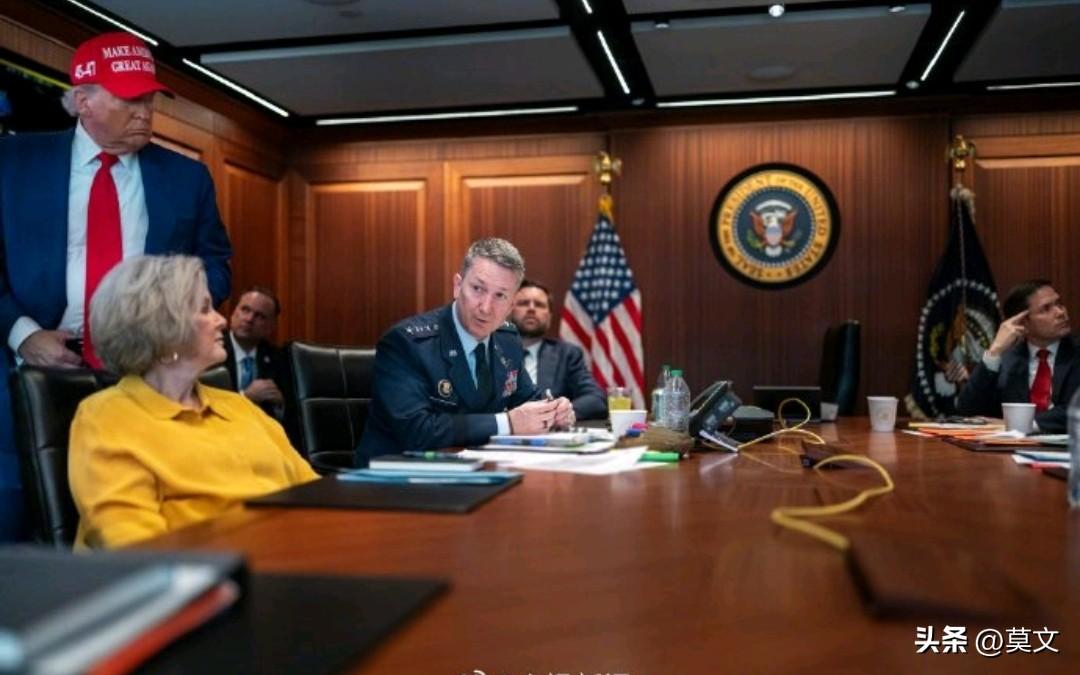 突发炸锅！特朗普选这时候猛轰伊朗，根本不是冲动，全是算计！🔥
 
德黑兰浓烟未