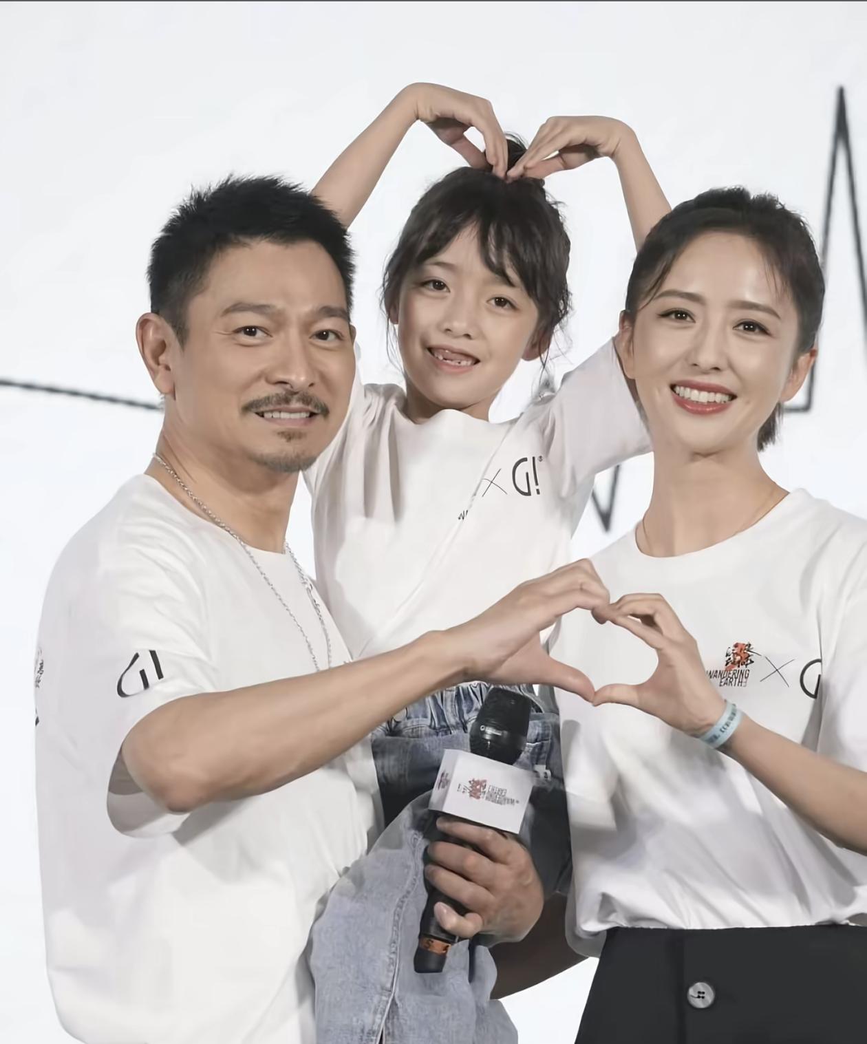 《流浪地球3》发布会，刘德华、佟丽娅、小演员王若熹同台比心。这部电影定档2027
