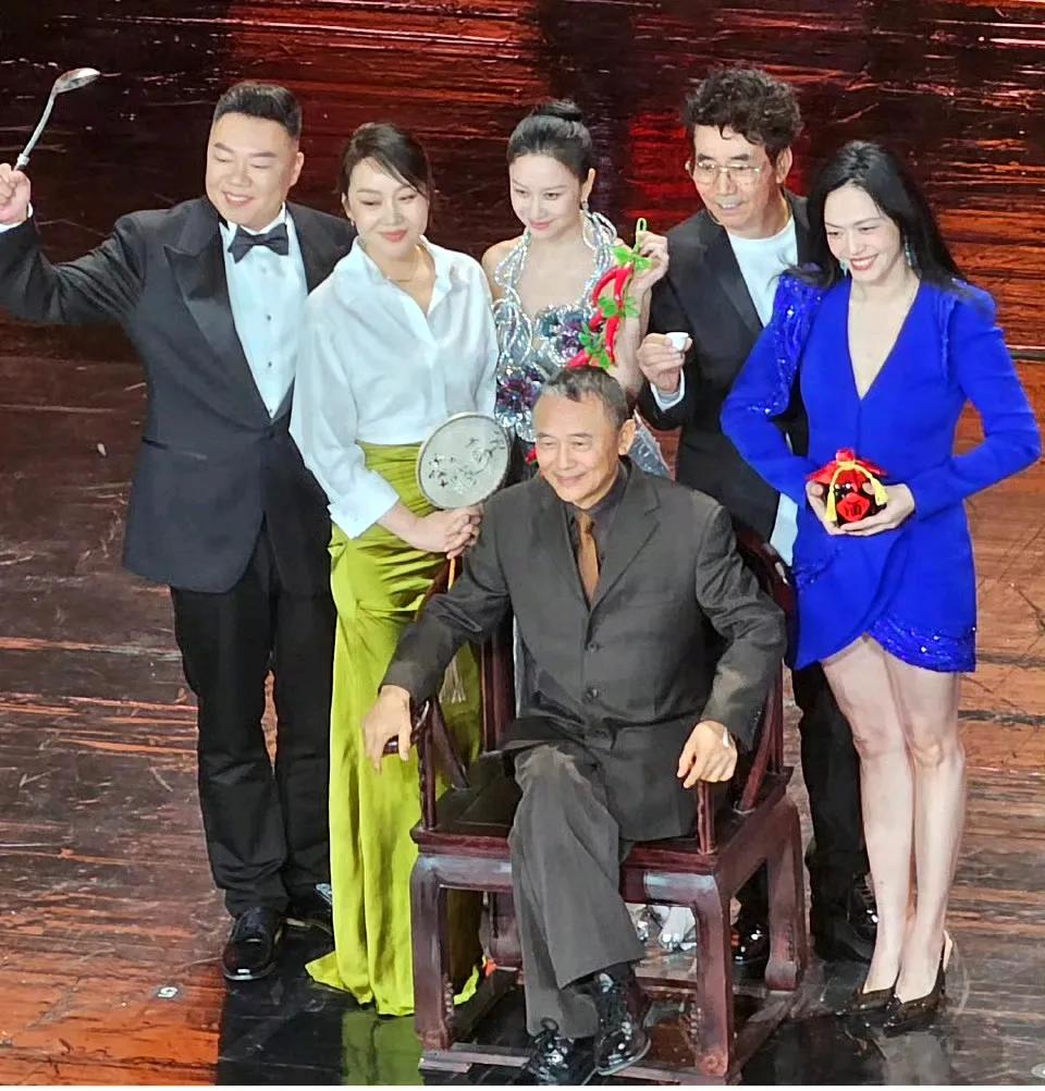 《武林外传》20年重聚的照片，发现三个问题。
最红沙溢的没有来。如今最红的就是沙