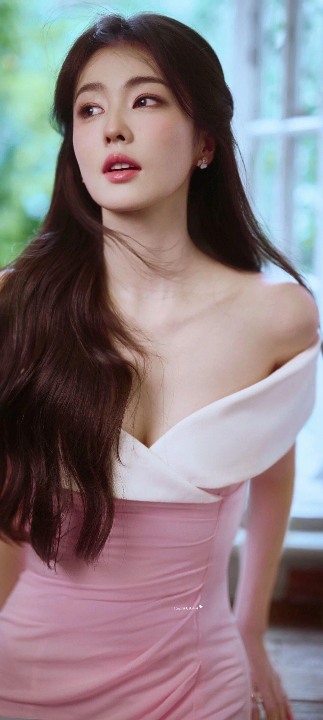 白鹿 粉色抹胸裙美腿穿搭