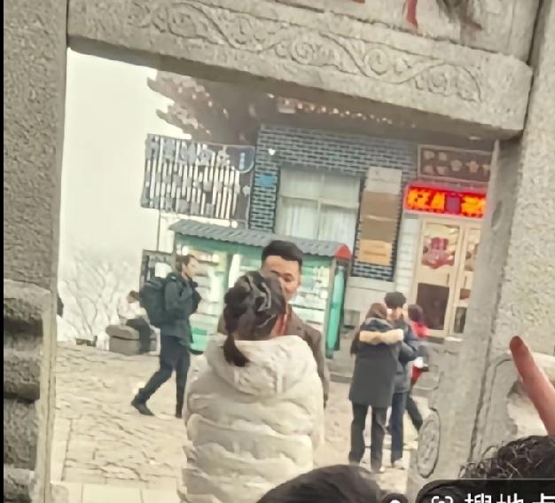 图片里的这个人有点像厉怀远，难道林丽这几日不开心，是因为厉怀远忽略了她的感受？跟