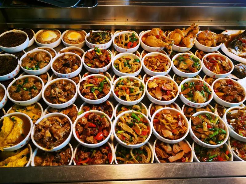 食品评估中心总顾问说不担心预制菜，这一言论把预制菜的争议推上风口浪尖。预制菜是提