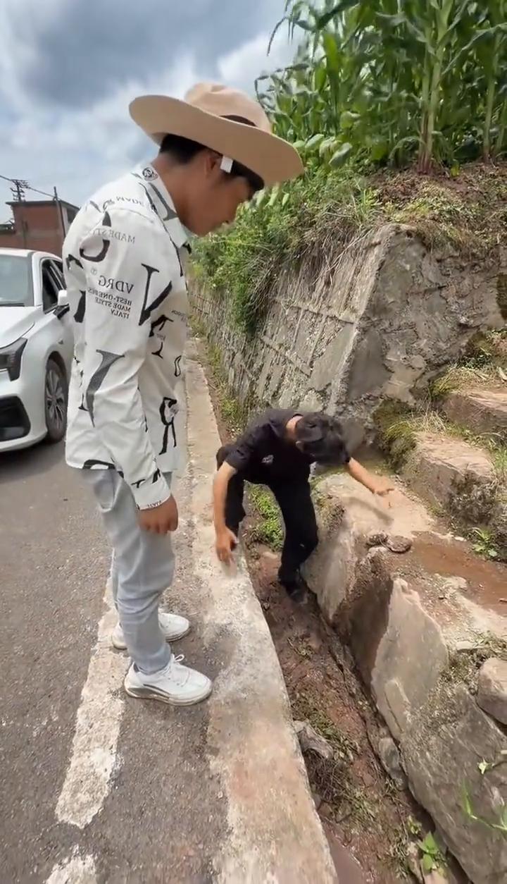好人一生平安。
视频前的朋友们，你们觉得我们这样做对吗？如果觉得对，大家支持一下