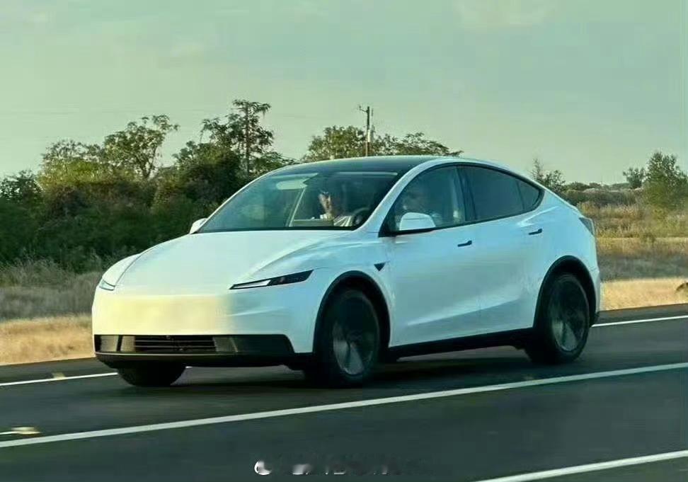精简版ModelY售价10月7日，特斯拉柏林工厂经理表示，全新精简版Model 