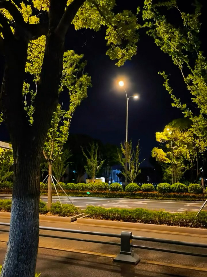 天气热起来，开始贪恋傍晚不晒的晚风，随便走走都觉得心里松快好多~ 