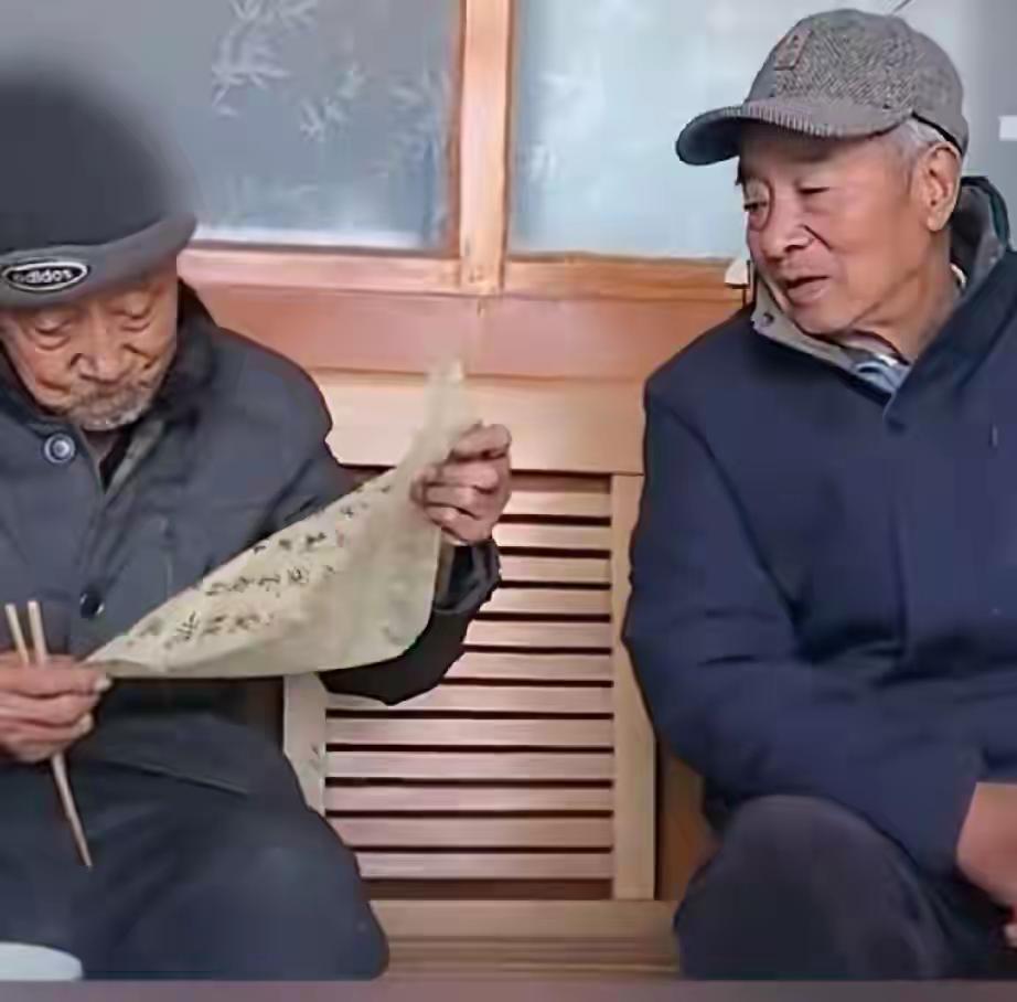 81岁儿子被100岁父亲检查书法，紧张到搓手，父母在，人生尚有来处
81岁的儿子