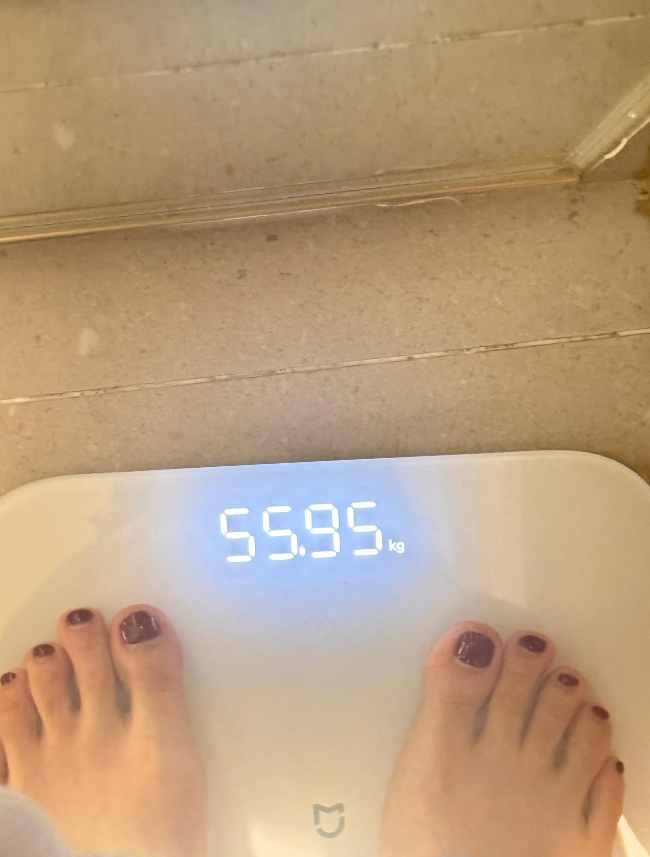 趁球宝午睡来做了个脸

做完下楼看到地上摆了两个体重秤我鬼使神差就上去了

他们