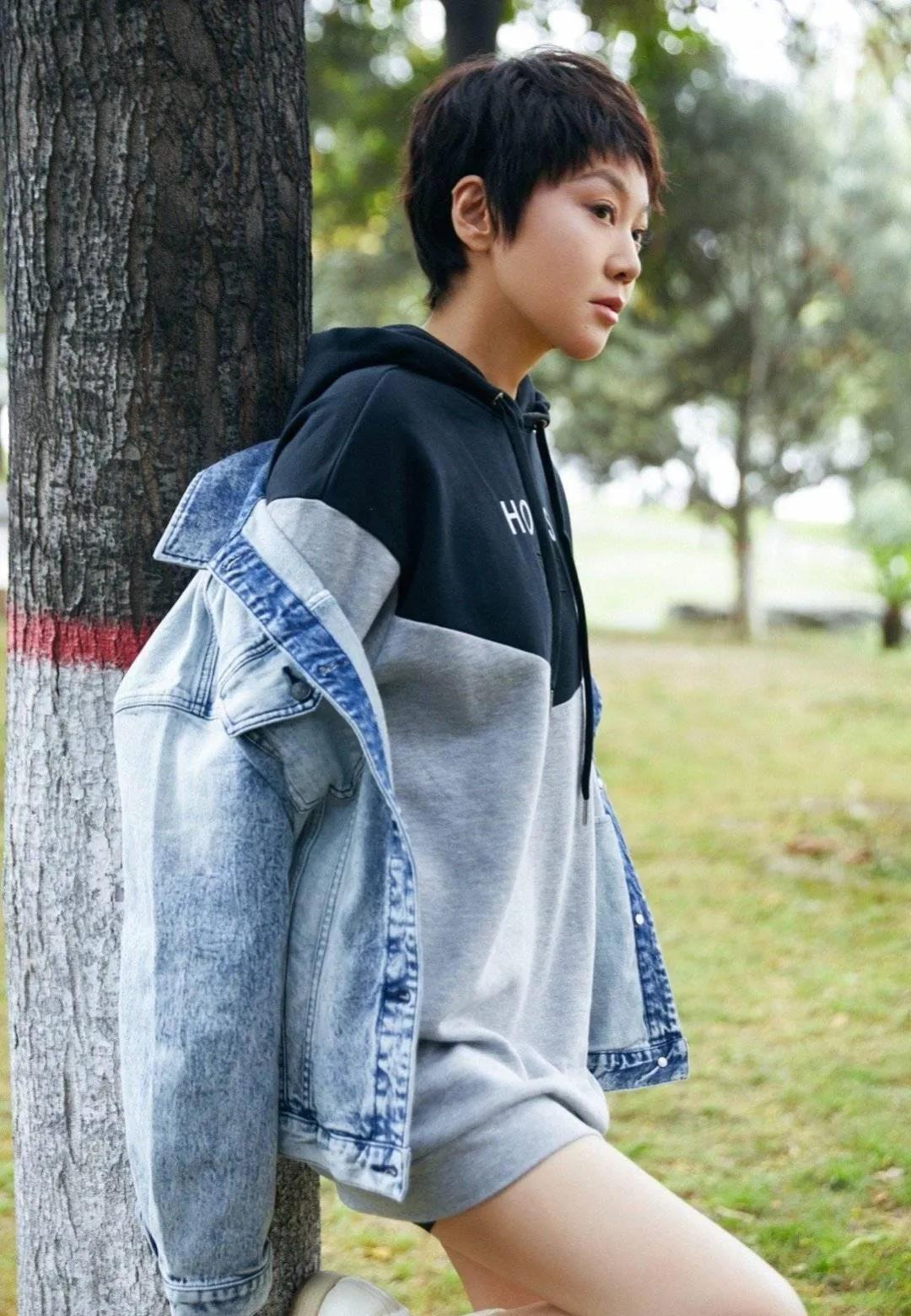 闫妮短发造型显年轻，像个中学生。