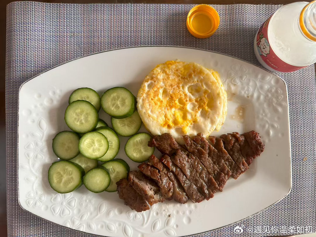 减肥还是要常态化。我还是吃三顿，但我早餐吃得少。我每天起来都不饿，属于早上没胃口
