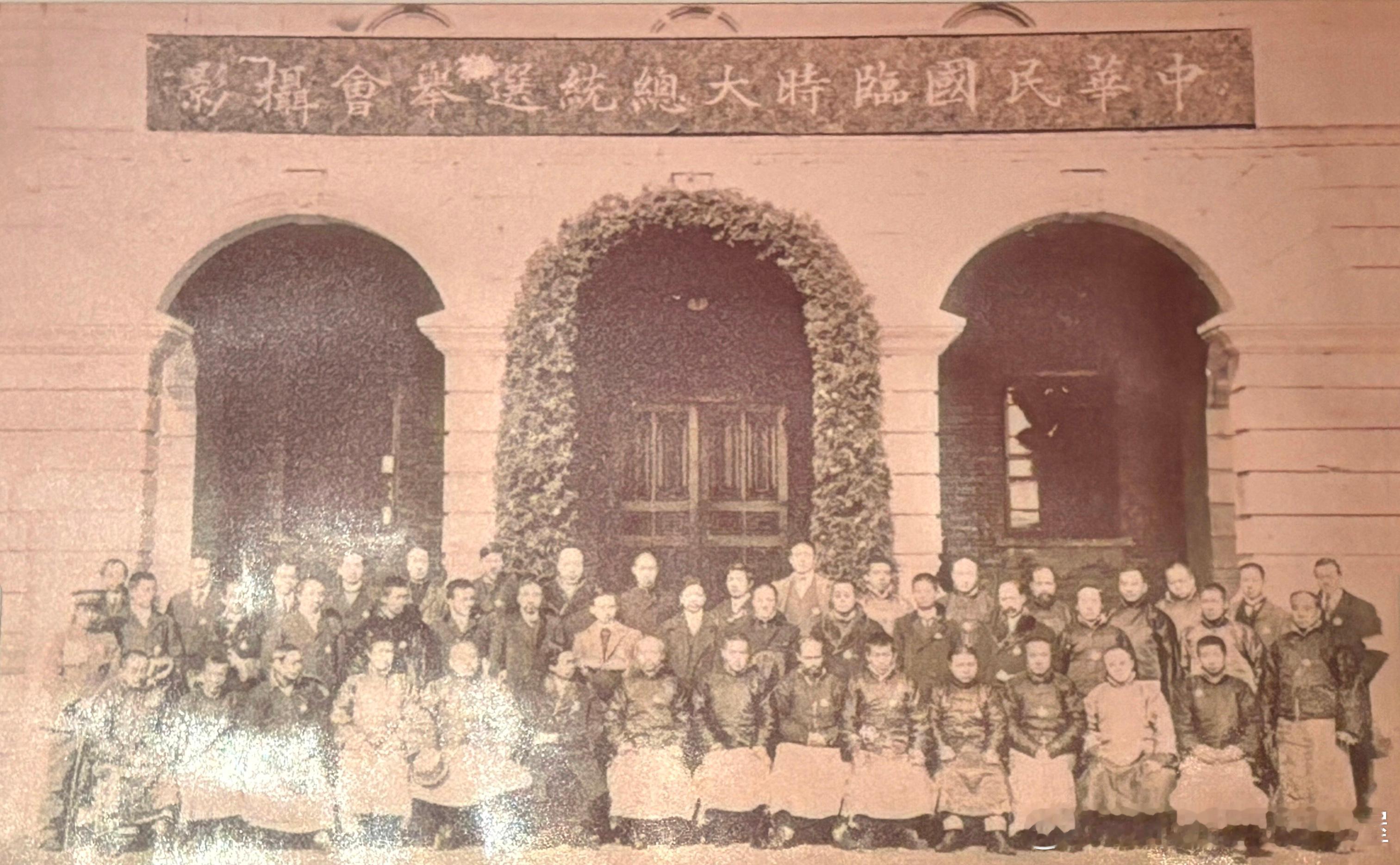 1911年12月29日经17省代表无记名投票选举，孙中山被选为中华民国第一任临时