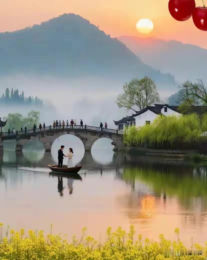 上联：月下归舟晚，
下联：花前家人盼。