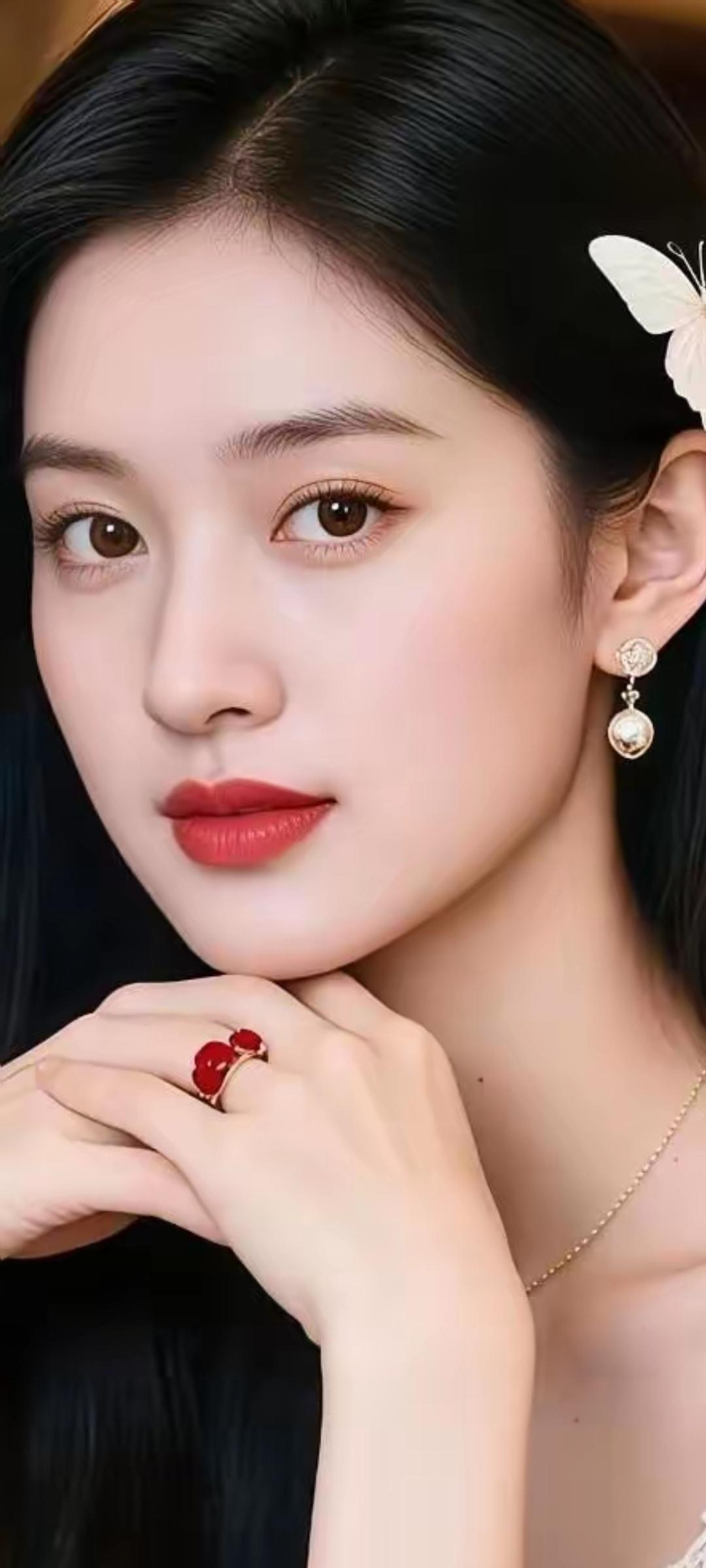 优雅红唇，精致耳饰，黑发白花，尽显东方古典美。