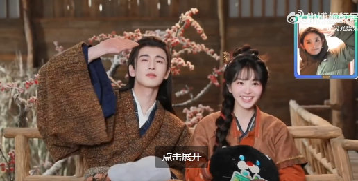 张凌赫模仿田曦薇反手敬礼 张凌赫田曦薇敬礼复制粘贴 张凌赫模仿田曦薇反手敬礼，张