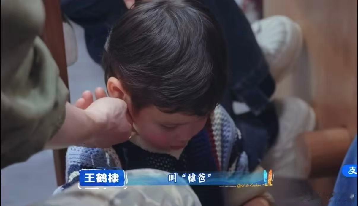 王鹤棣无痛当爹 路人被王鹤棣“无痛当爹”治愈！第一次给娃穿纸尿裤，虽然新手但用心