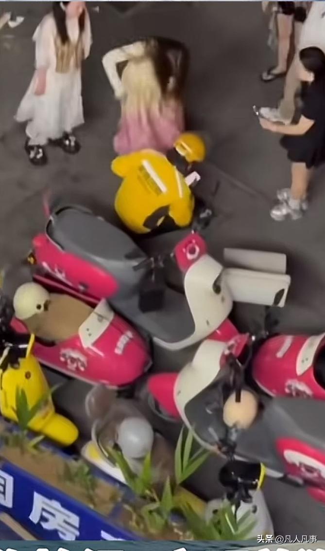 一外卖小哥送餐的时候，在马路上撞S了一条未牵绳的狗。很快他就被几个人围上，先是对