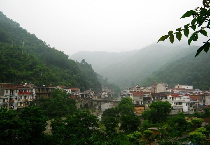 1976年陕西一位农民建房时挖出骨骸，竟发现死者中有毛主席的亲侄毛楚雄，这背后发