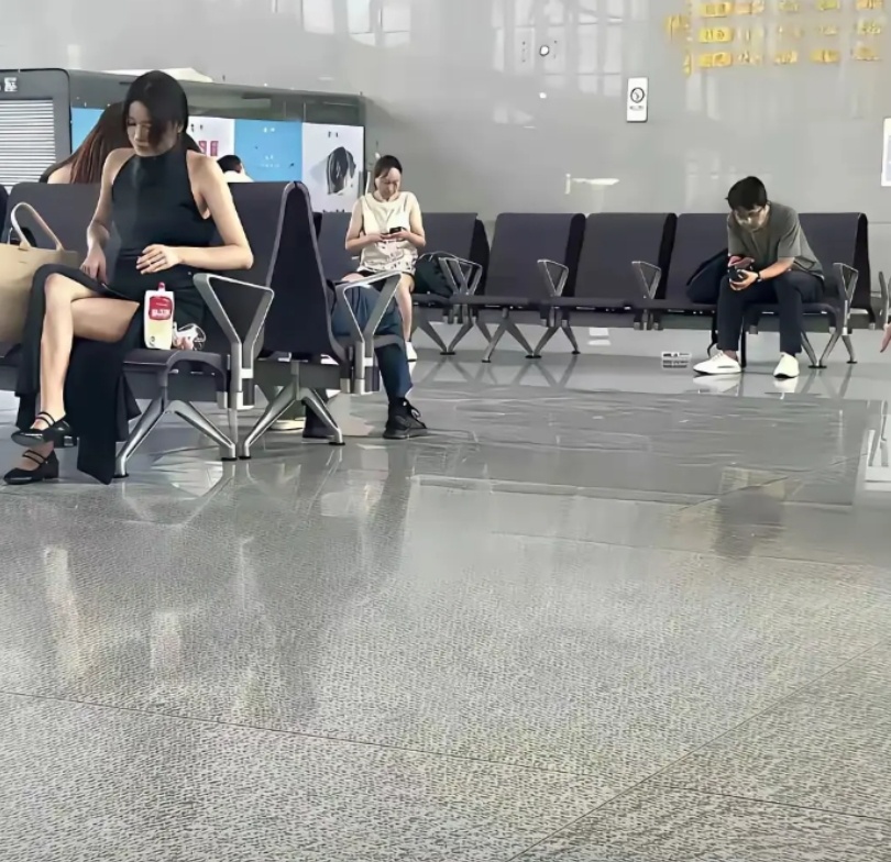 穿成这样坐高铁真的不怕丢人吗？ 