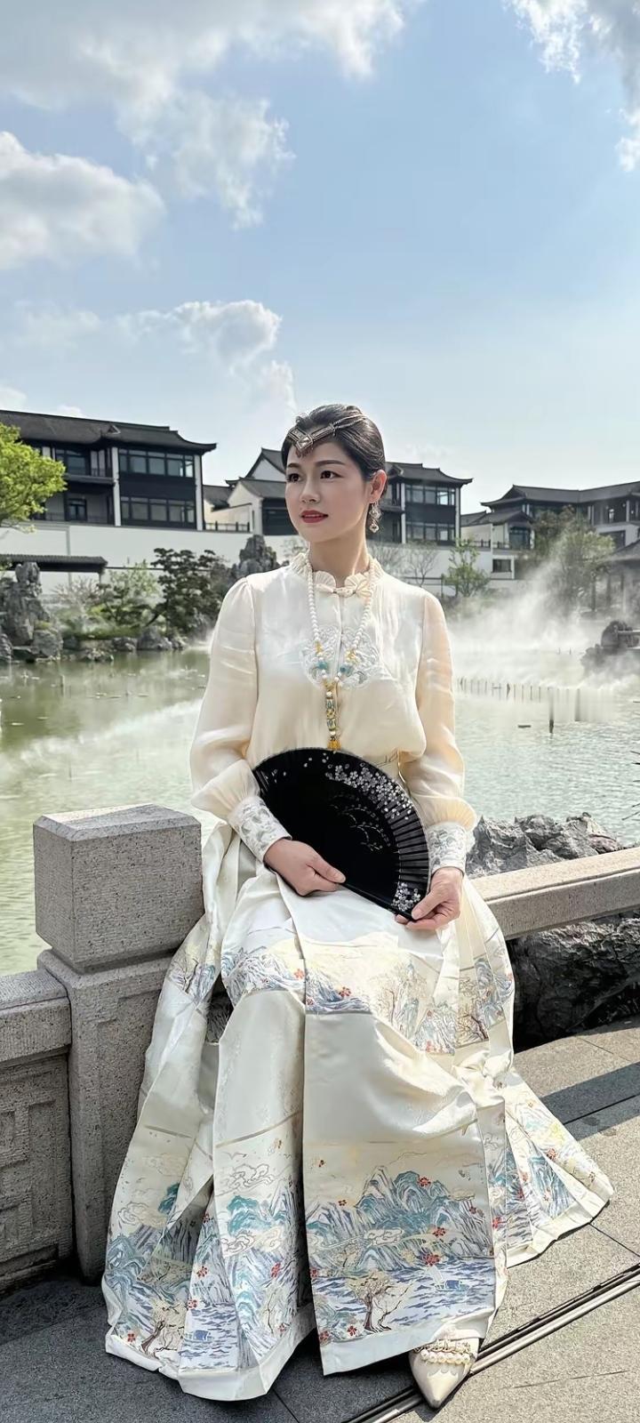 试对；

孤馆敲棋春梦尽
扁舟对月客醉深

******

网图侵删