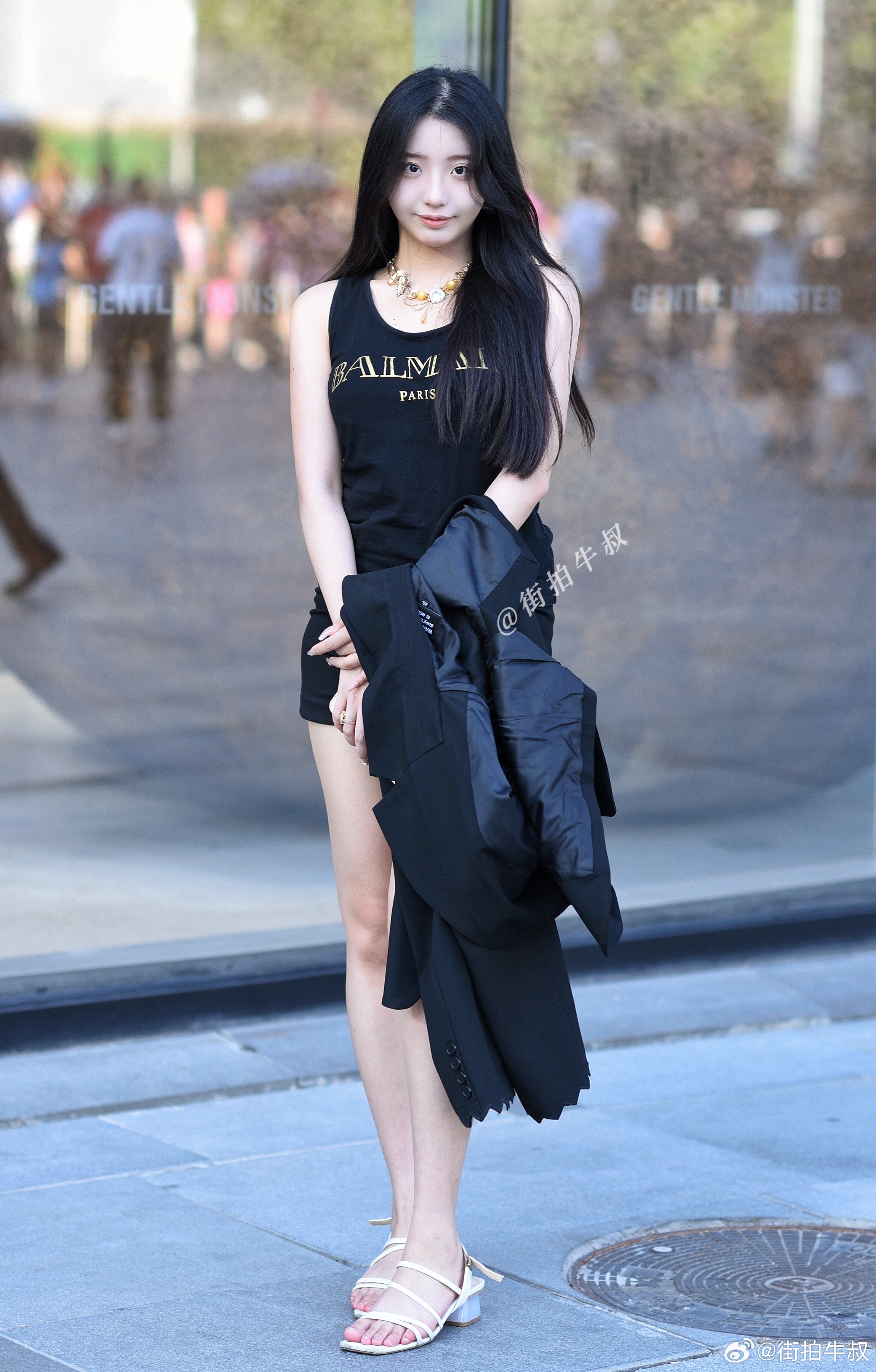 休闲漂亮的黑色热裤背心穿搭 