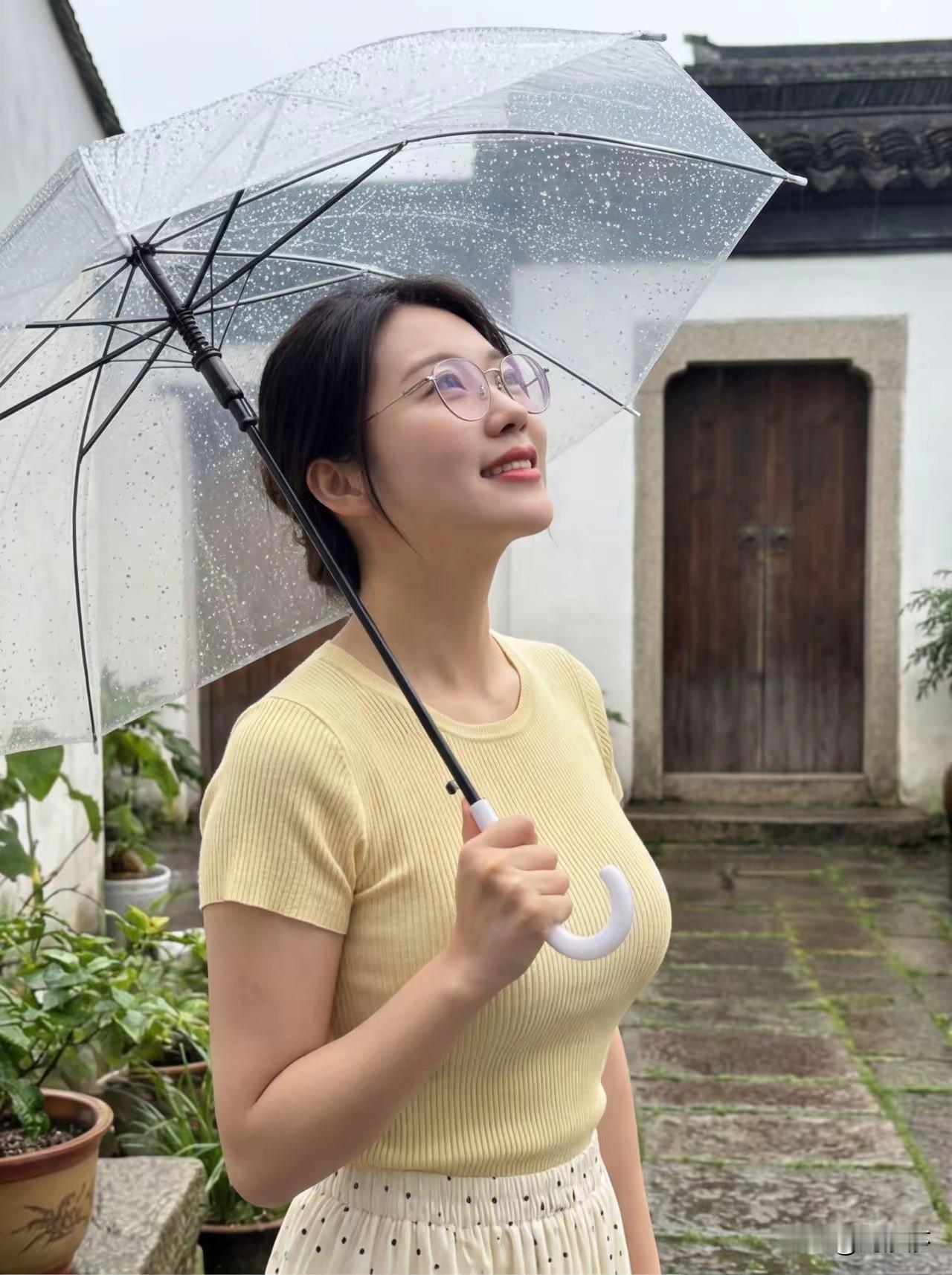 雨天江南撑伞的奶黄针织衫，是书卷气满满的温柔学姐；
室内光影里的浅蓝修身上衣+蓬