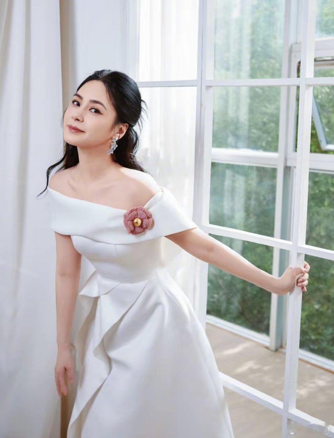 阿娇晒与王心凌聚会照！开心比耶素颜超美，《浪姐》后姐妹情升温。 ​​​