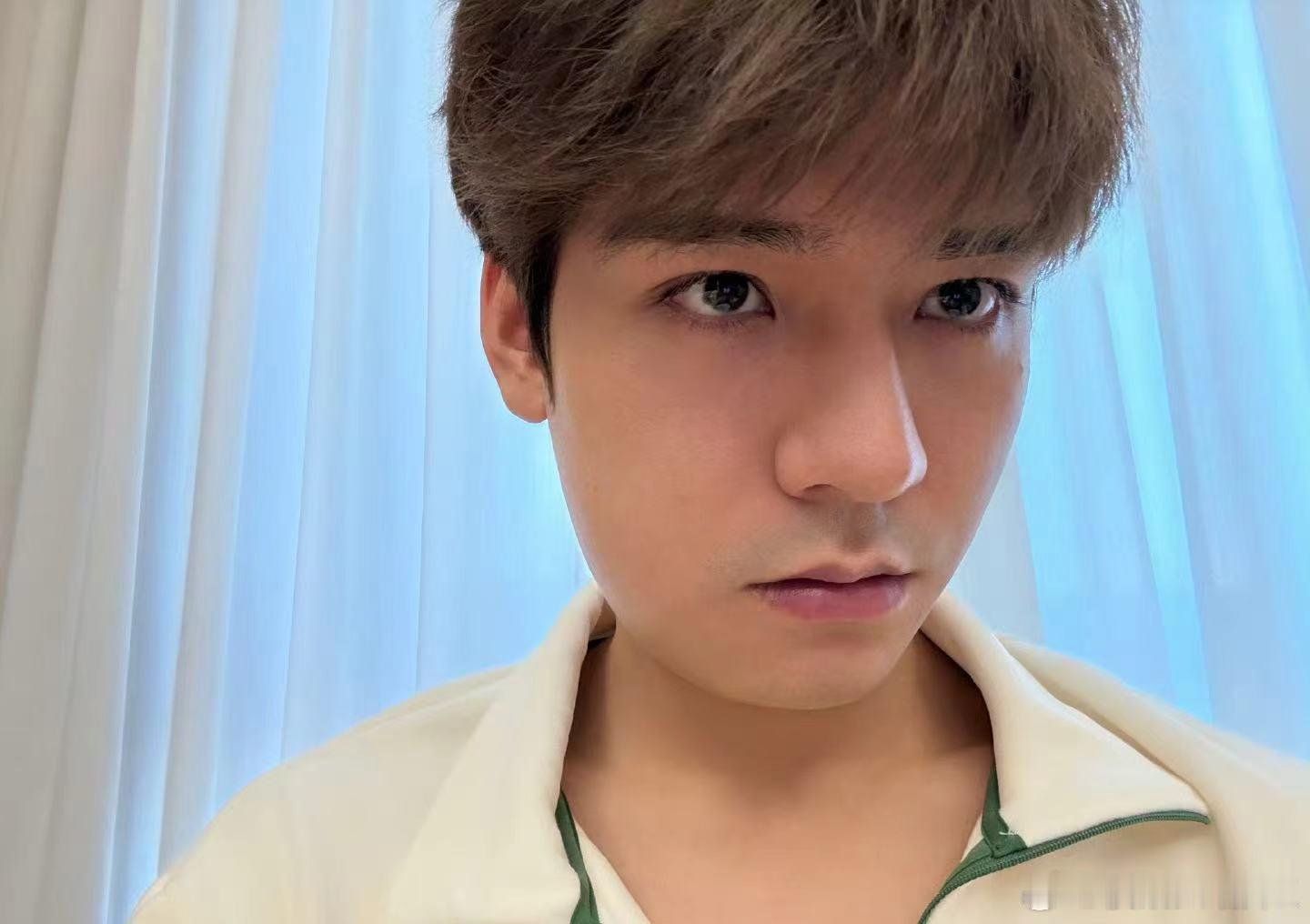 龚俊肿出氛围感  不得不承认，肿着的龚俊多了几分憨态，氛围感却丝毫不减，依旧迷人