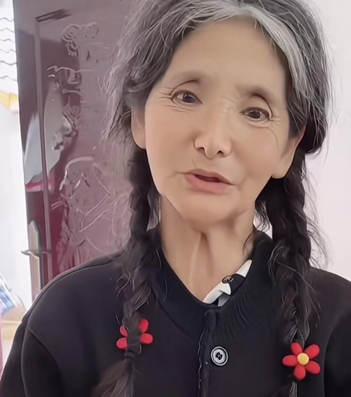 97的奶奶坚持每天化妆
曾经的千金小姐
当她拿出19岁的照片时真的惊艳到我了，大