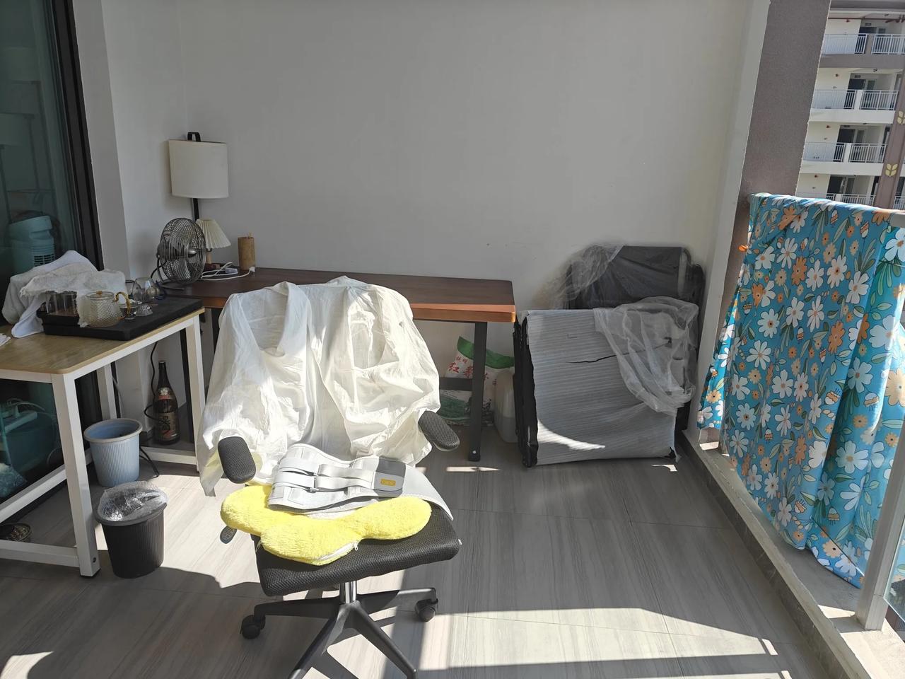 坐在阳台上，晒晒胸脯子，转身再晒晒腰。西双版纳现在气候真的是太好了，上午不热，下