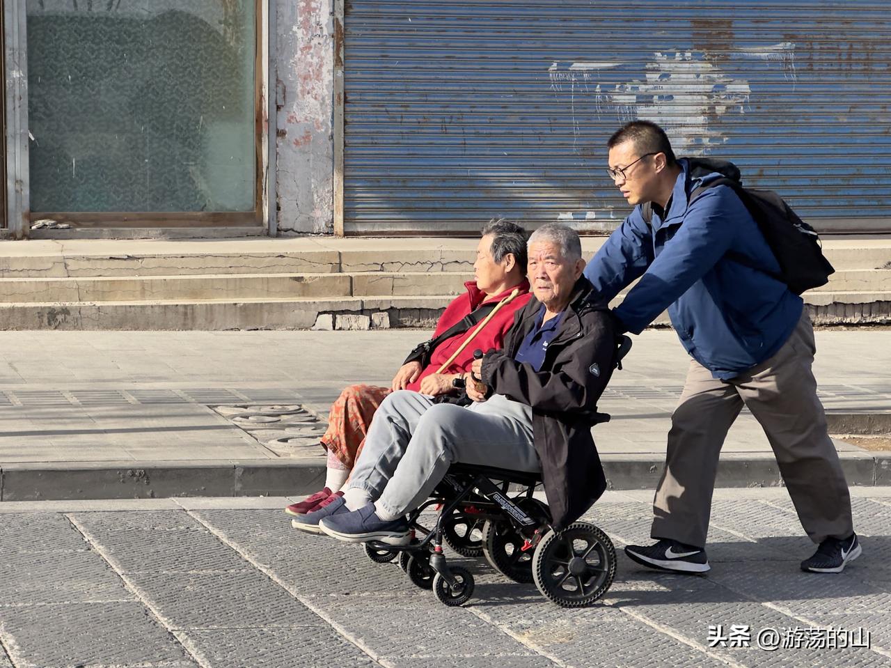 街头的这一幕，是很多家庭的缩影。
当父母慢慢老去，就换我们来做他们的“双腿”，推