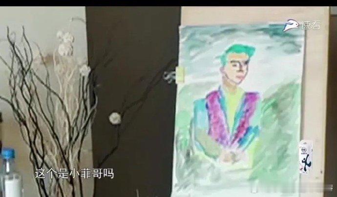 大S和马小梅各自给汪小菲画了一幅画，马小梅画的是商务精英，大S给汪小菲画了个绿头