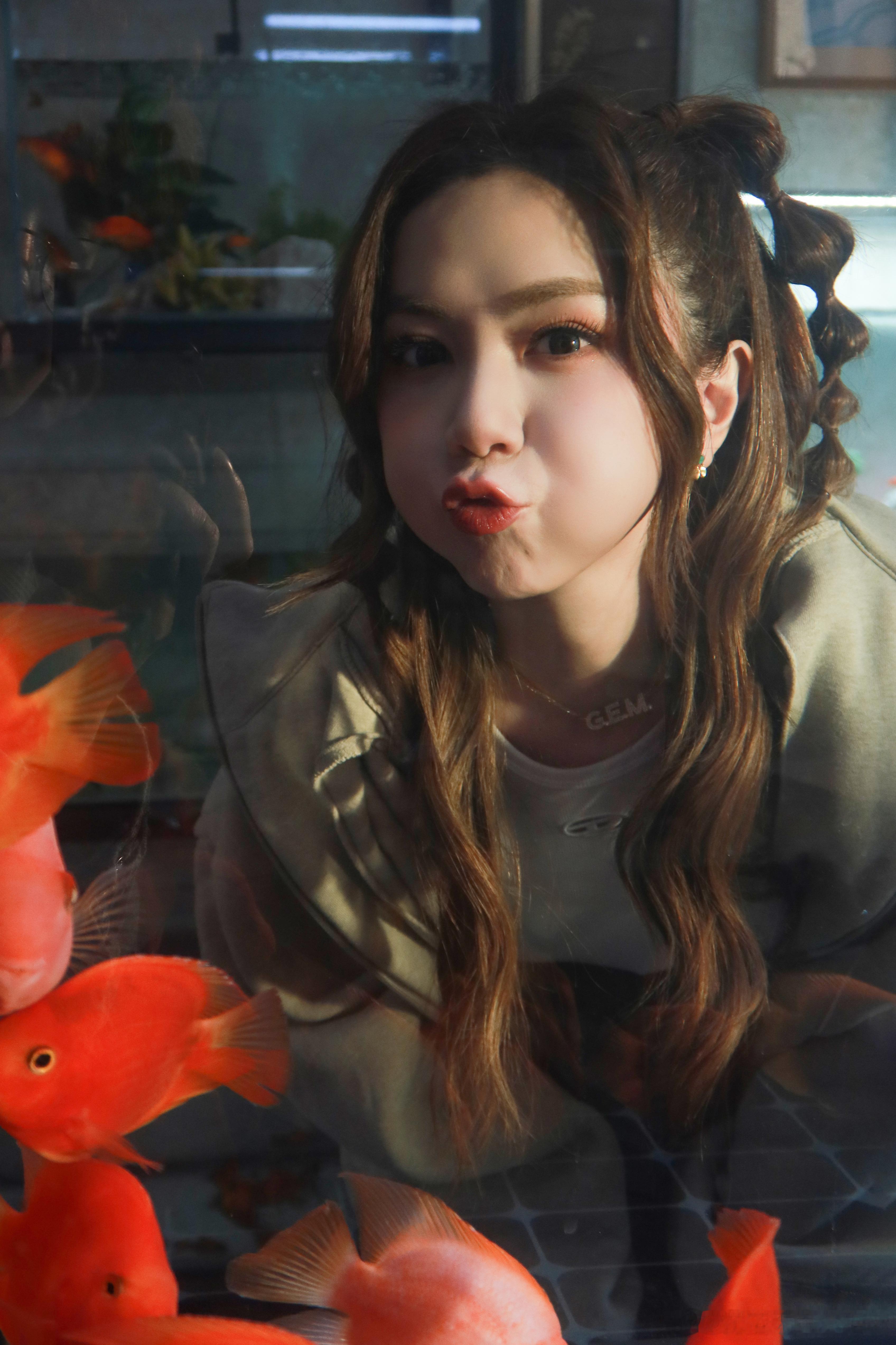 歌手直播 邓紫棋这可爱的举动真的太让人喜欢了，看节目被大家发现后还特意截图分享，