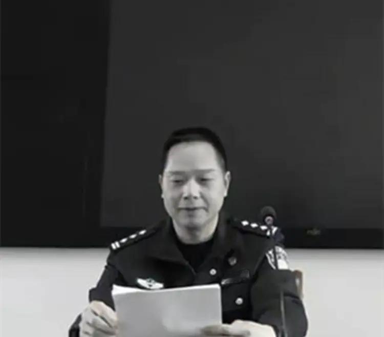 丁利锋，男，生前系潮州市公安局江东派出所教导员。2024年2月9日上午10时，潮