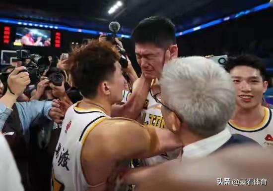 浙江广厦各球员现状，细看发现可用之人没几个，今晚想取胜需奇兵。

1、巴里布朗