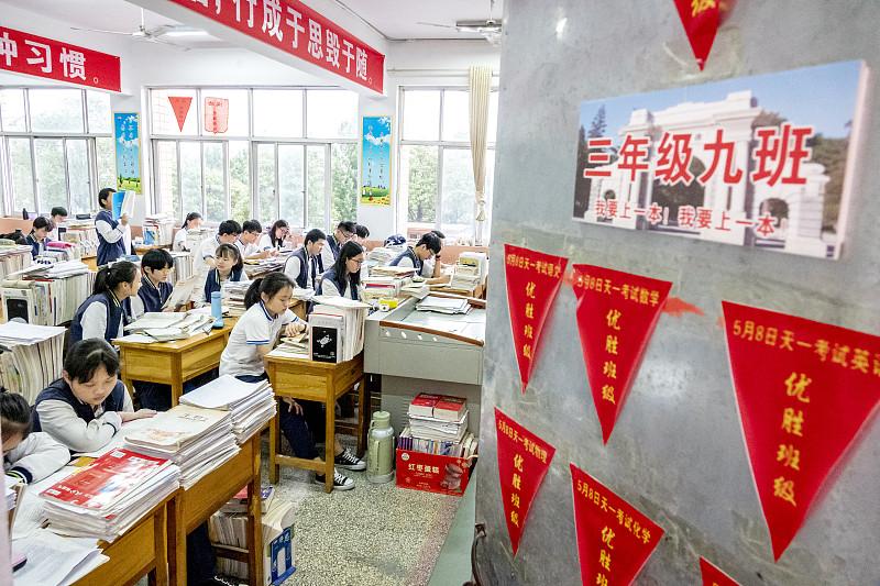 不是没人愿意当班主任，是没把“1.5”算进工资里

班主任每周工作65.1小时，