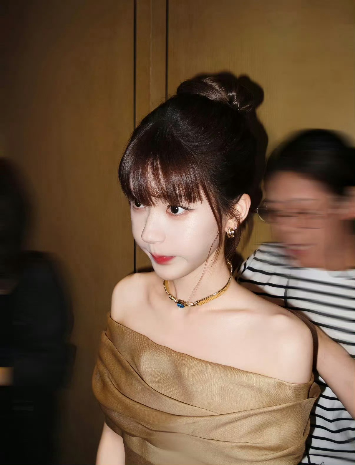 好完美的女人…好清透的妆好漂亮的锁骨…完全忍不住想要冲上去亲亲一口😚赵露思