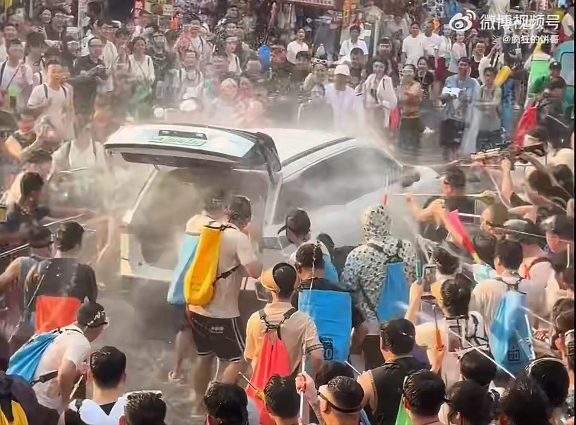 昨天被泼水的车辆才刚买了三个月，俗话说得好，“车是男人的第二个媳妇”，这车主得多