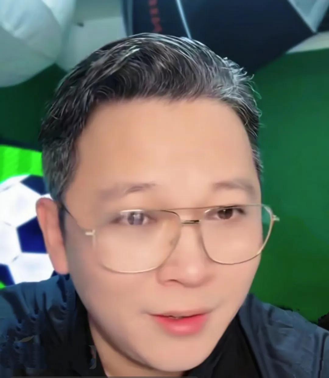 解说员周亮认为上海申花管理层能力不行，甚至都不如他。
他表示，本赛季上海申花拿不