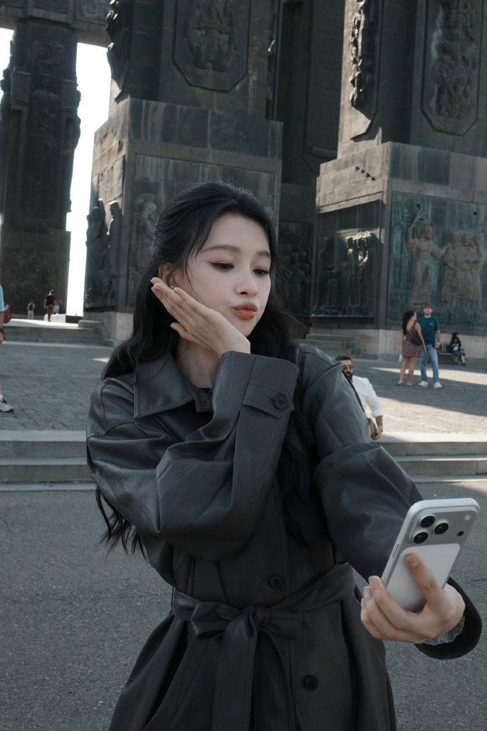 孙怡格鲁吉亚漫游松弛感 从山风中仰起头的那一刻，她不是在旅行，是在给自己充电。格