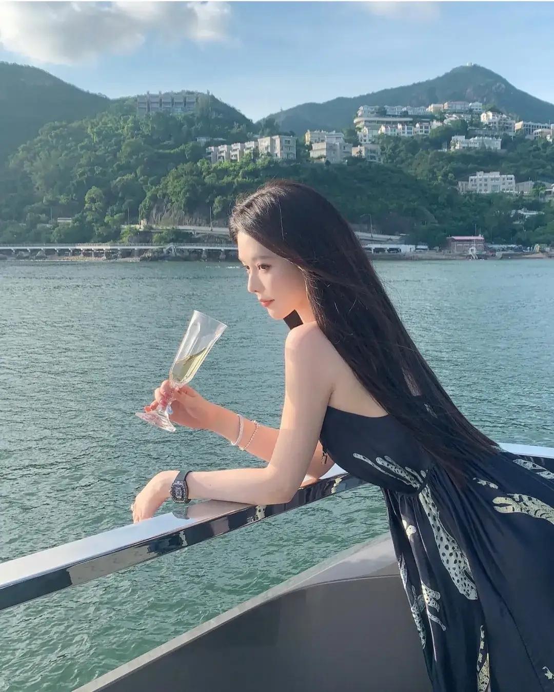 海边独酌，微风拂面，心旷神怡。