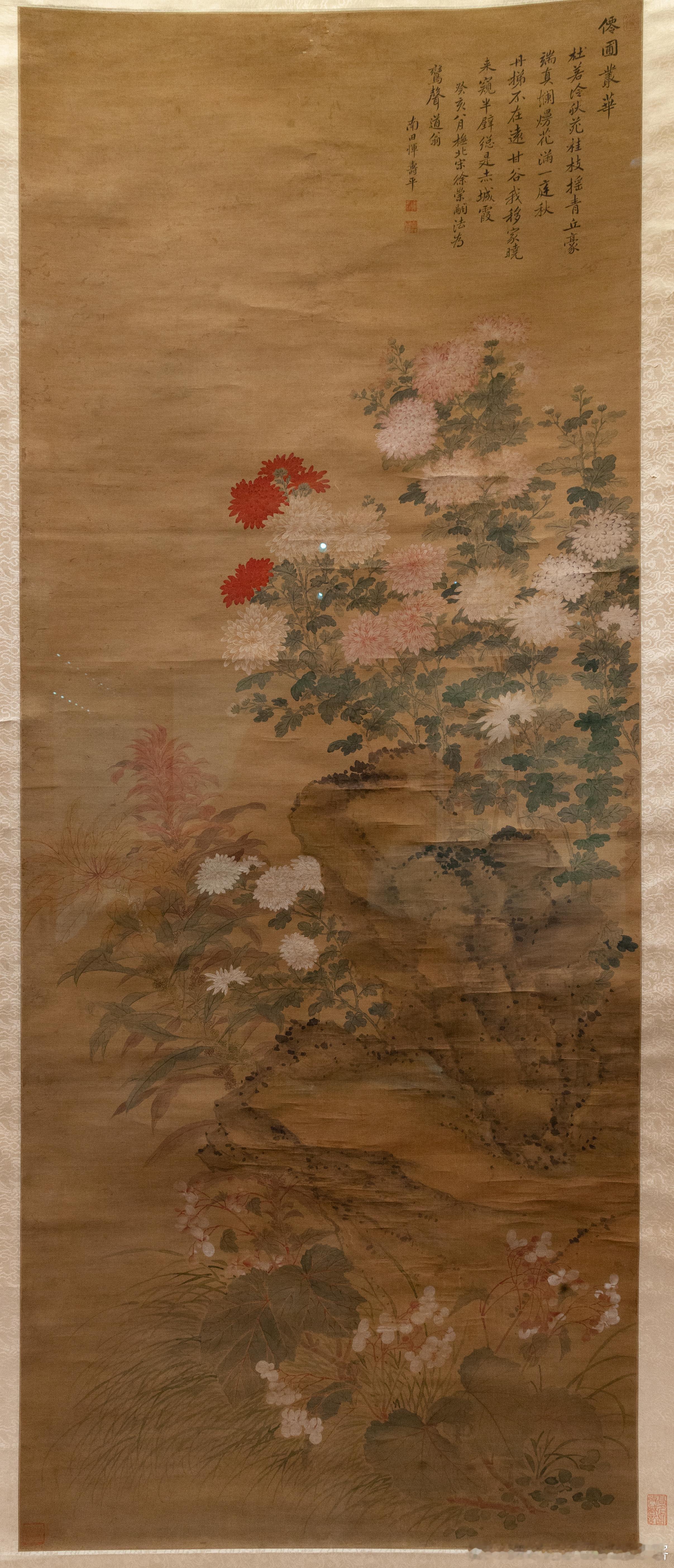 #白衣拍展# 恽寿平《仙圃丛华图轴》，摄于#无锡博物院# 正在展出的 “艺术长存