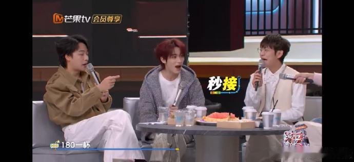 丁程鑫对春晚印象最深的是机器人转手绢 原来不止我们被赛博春晚名场面圈粉！丁程鑫直