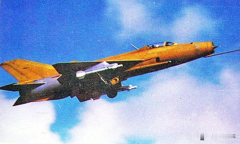 这是七八年首飞的歼七Ⅱ，改进了弹射座椅，增加了外挂霹雳二号的最新型号。说起弹射座