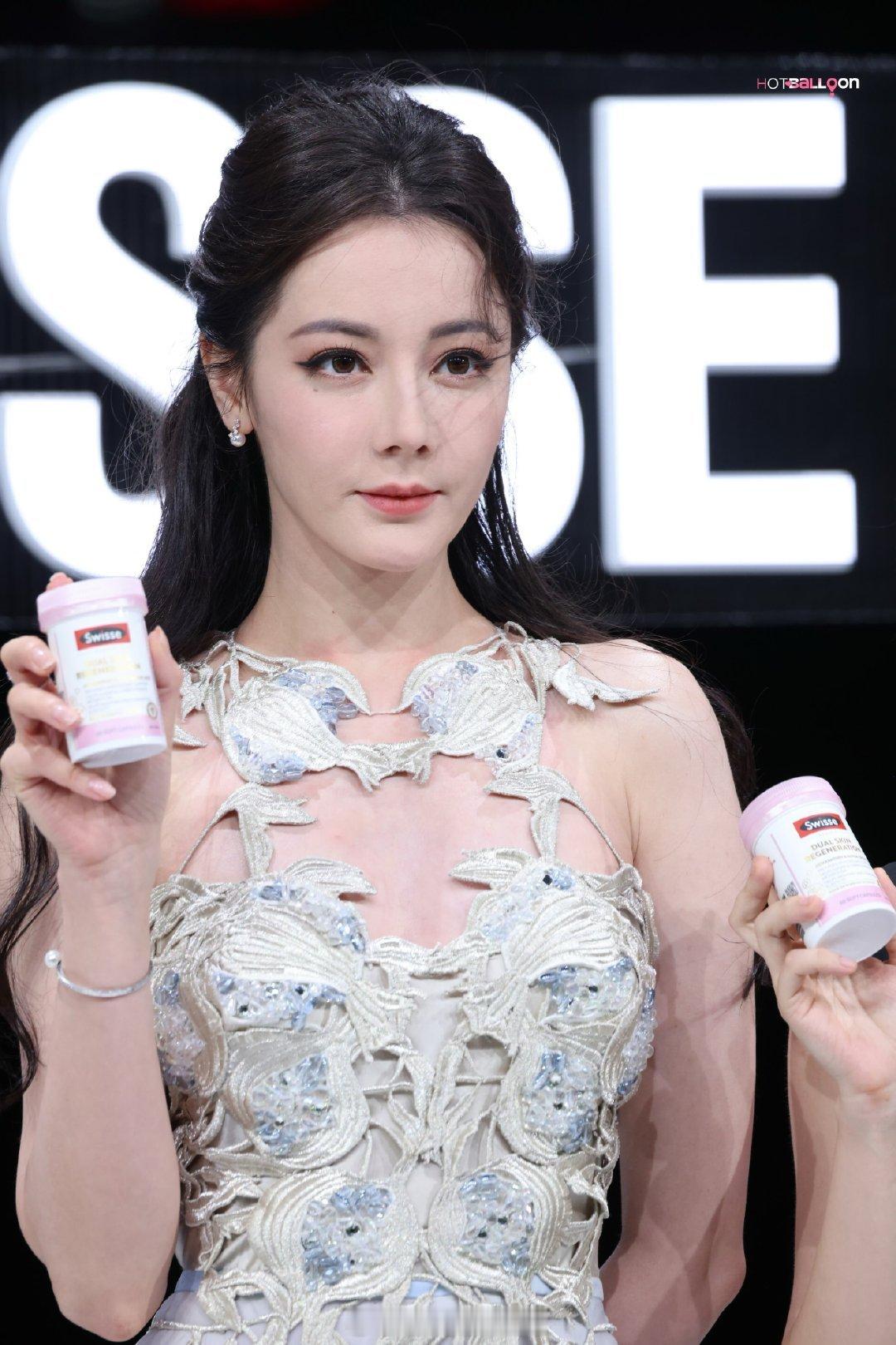 迪丽热巴蓝白镂空高定裙除了有疲态有年龄感外，今天的造型确实还可以。 ​​​
