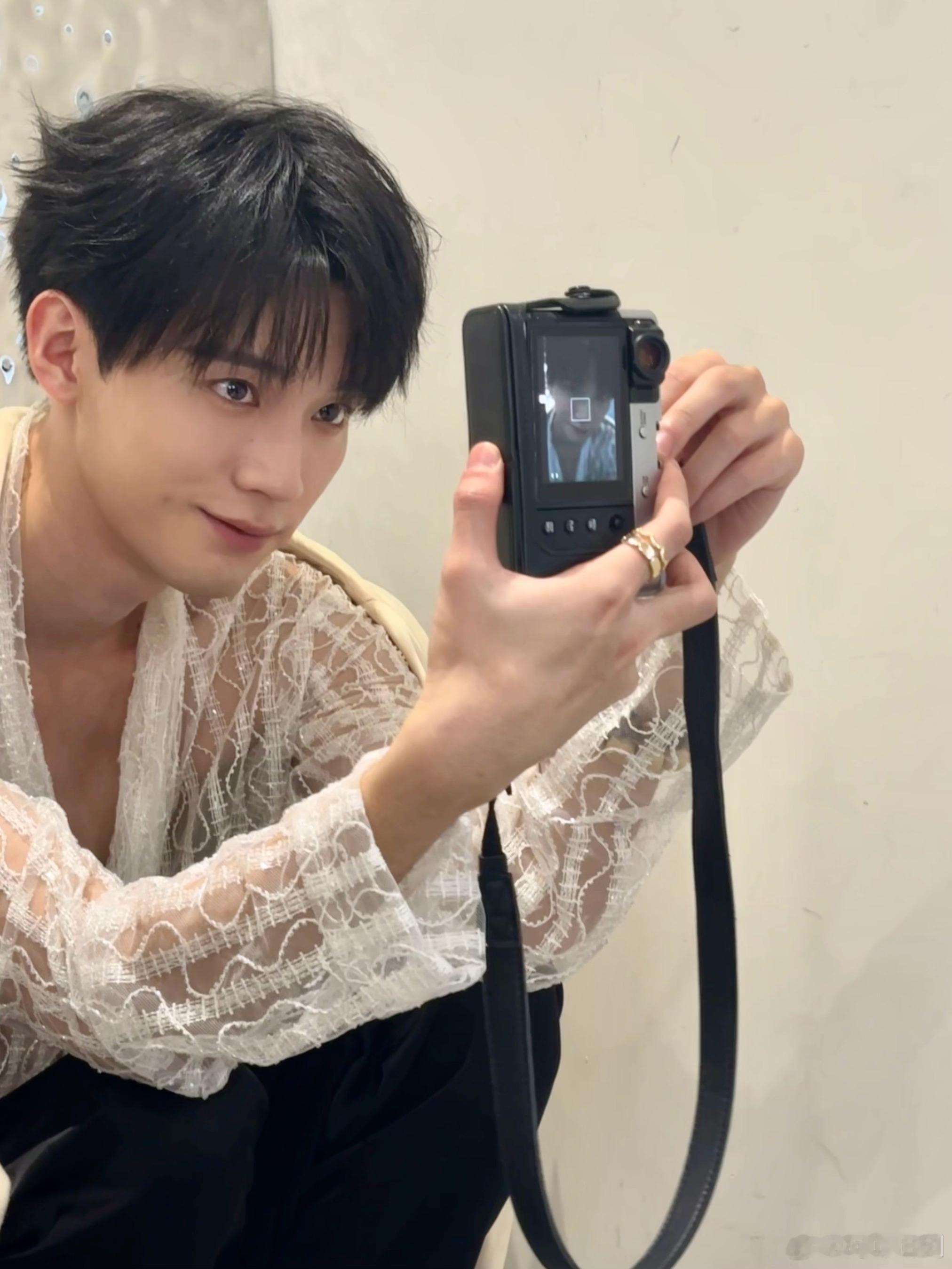 #周翊然自拍live花絮##工作室发的周翊然自拍花絮live# 周翊然工作室分享