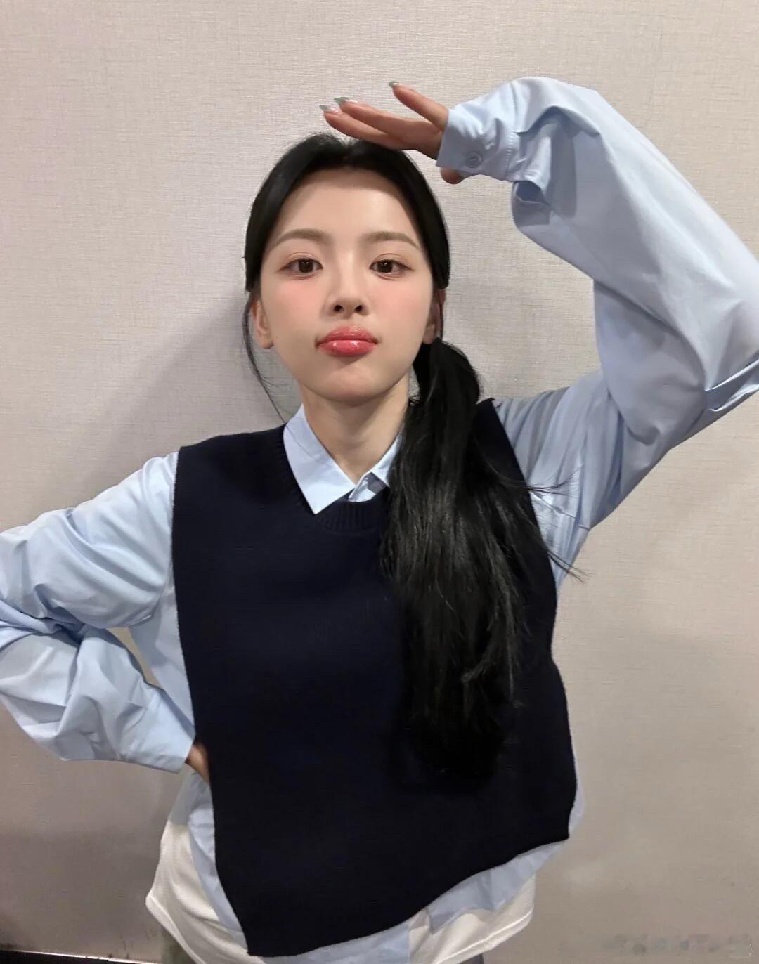 #杨超越嘟嘴比心##杨超越嘟嘴比心自拍#杨超越嘟嘴比心自拍,好优越的一颗头颅，侧