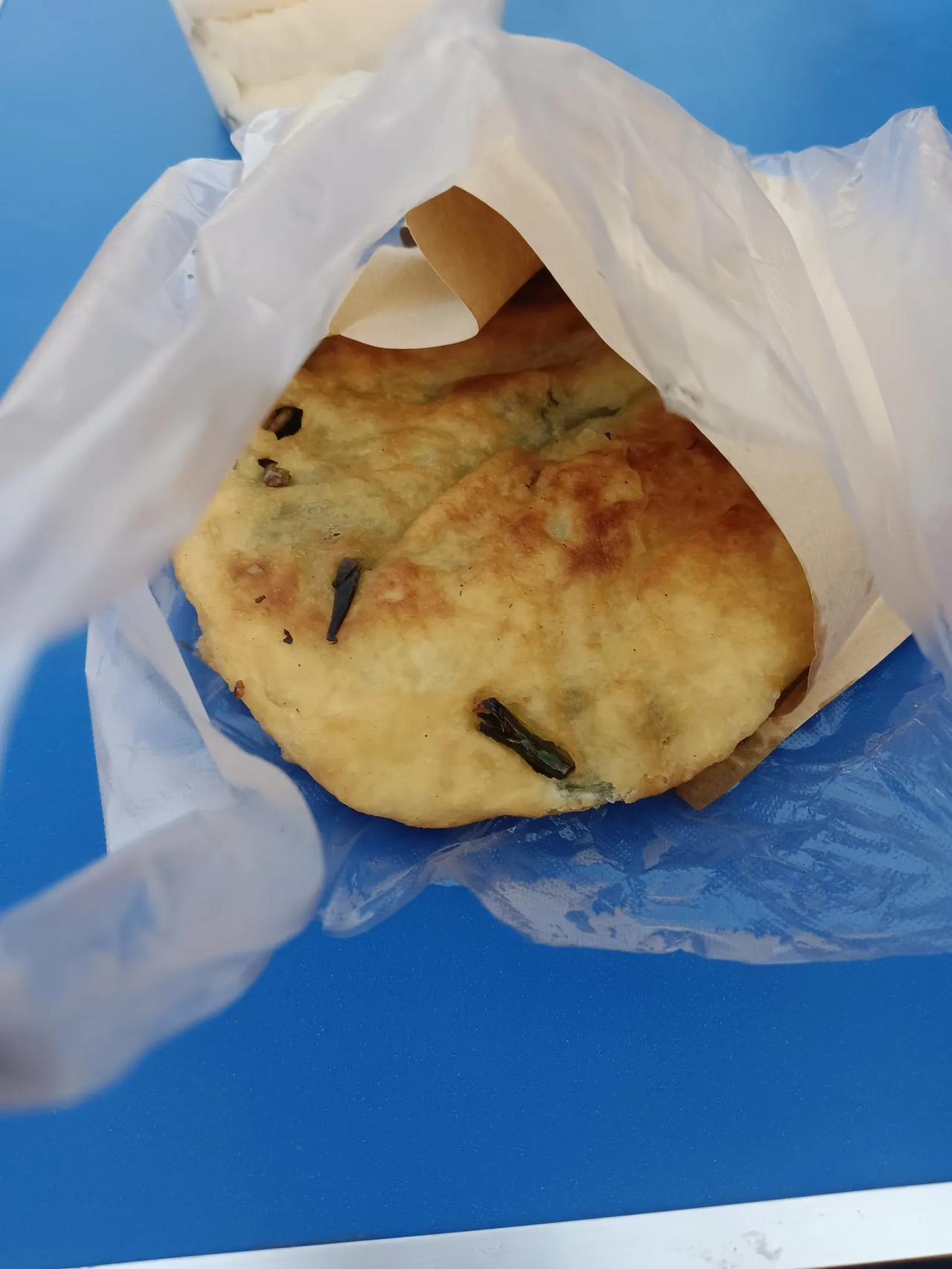 冬日生活打卡季今早去孝感孝南区过早，买了一个韭菜饼和一碗豆腐脑一共花了4元（如下
