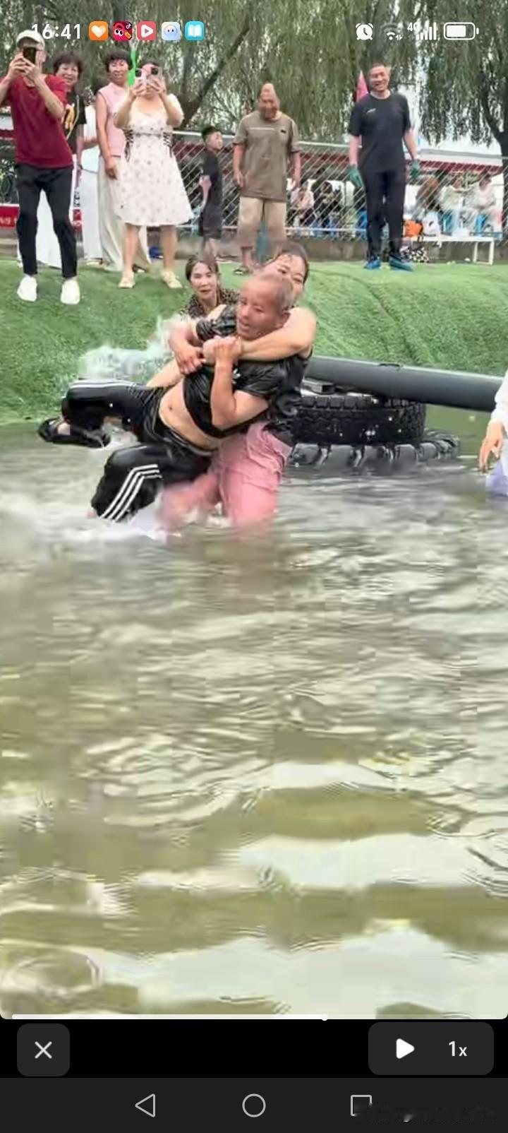 大爷，可别小瞧女人！摔跤并非只靠力气。它是力量与技巧的较量，历史悠久，在中国可追